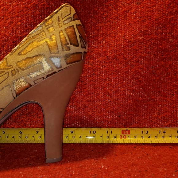 Poetic License Gold Genuine Leather Peek A Boo peep toe pumps. - Picture 4 of 14
